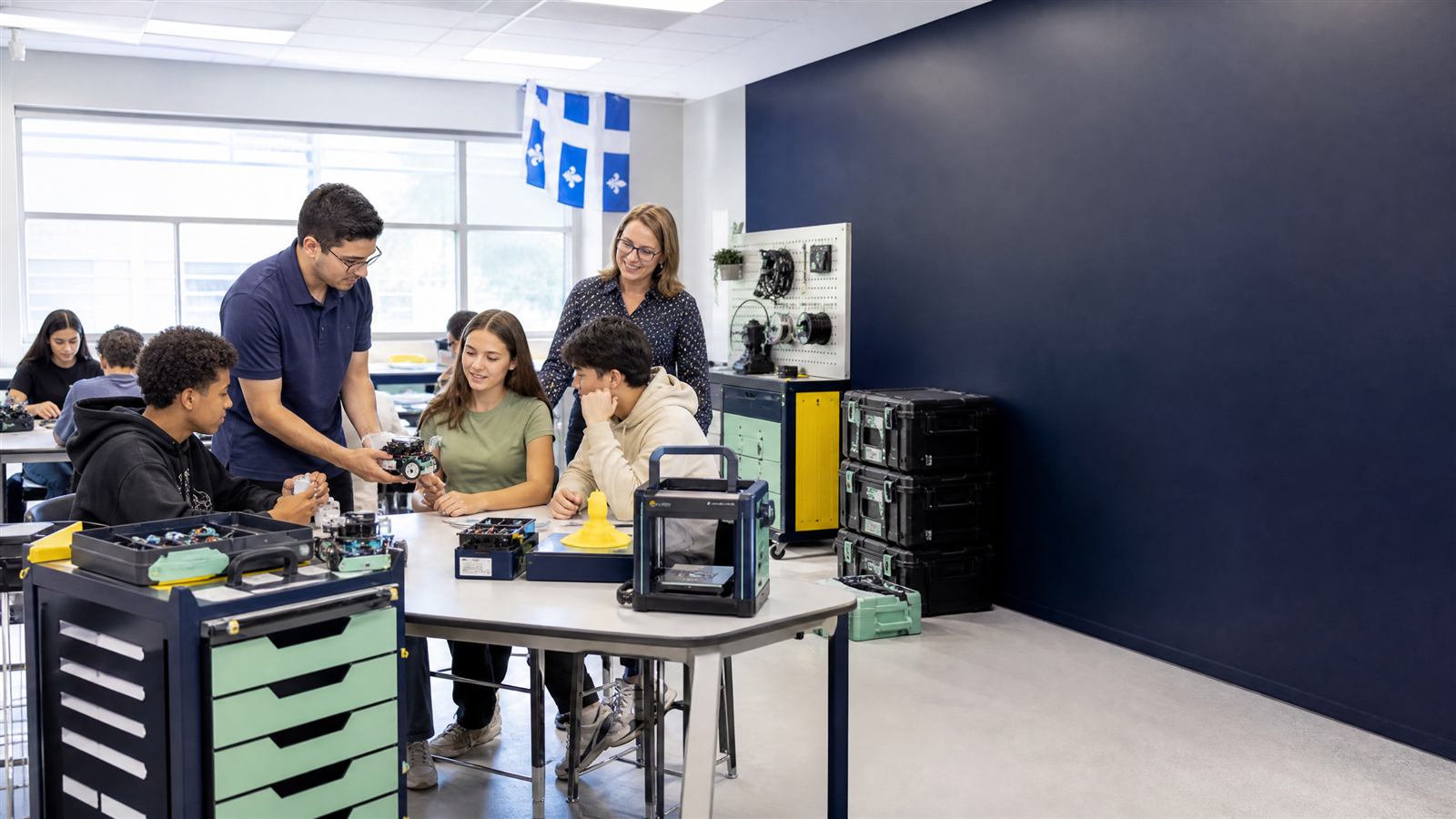 Une activité de fabrication numérique animée dans une classe.
